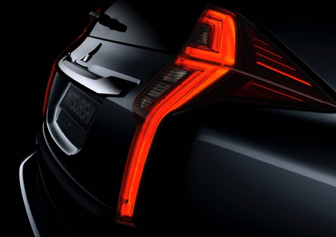 إضاءة قوية بخلفية السيارة ومصابيح التوقف